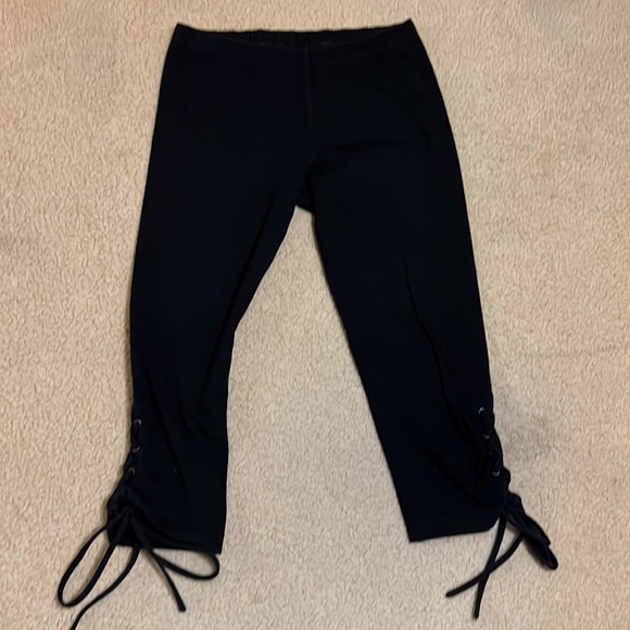 Maddie Moon Black Capri Leggings Festival Lace Up Boho Yoga Stretch Size Large - Picture 1 of 6